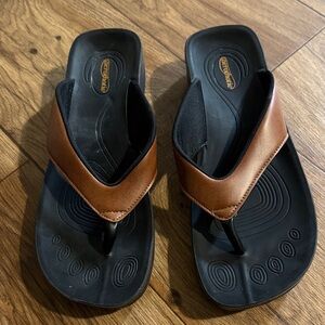 Aetrex Men's Black Footbed Brown Leather-Style Thong Sandals